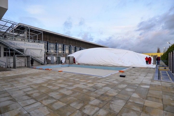 Instalace nafukovací haly (fotografie: M. Pecuch) 241129_Nafukovaci_hala_bazen_Slovany_4
