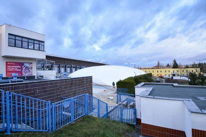 Instalace nafukovací haly (fotografie: M. Pecuch) 241129_Nafukovaci_hala_bazen_Slovany_6