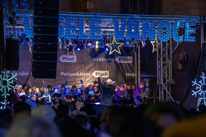 Rozsvícení vánočního stromu v Plzni (fotografie: R. Muchka) 241202_Advent_vanocni_strom_3