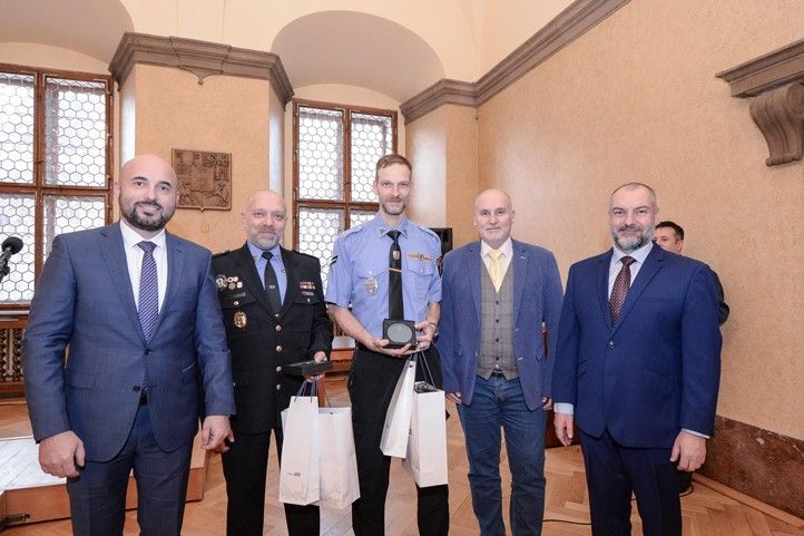 Předávání ocenění za mimořádné činy (fotografie: M. Pecuch) 241202_Oceneni_mimoradne_ciny_7