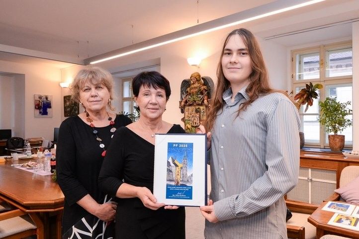 Na snímku zleva: Učitelka výtvarného oboru Jaroslava Spěváčková, radní Eliška Bartáková a autor vítězného návrhu Robin Tengler. Foto: M. Pecuch 241205_soutez_pf_01