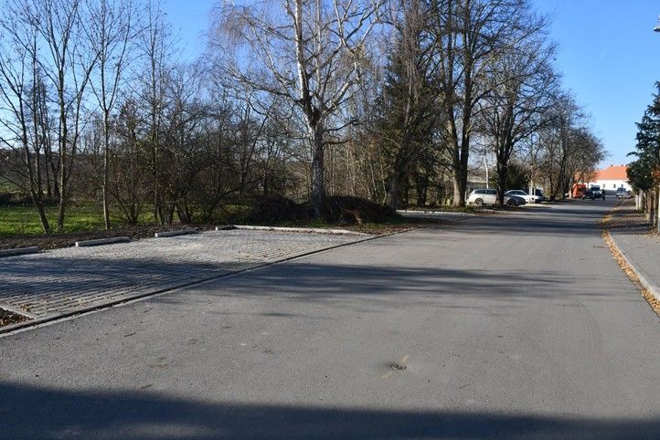 Parkovací místa po úpravách (fotografie: R. Žáková) 241209_Parkovani_Koterov_Po_1
