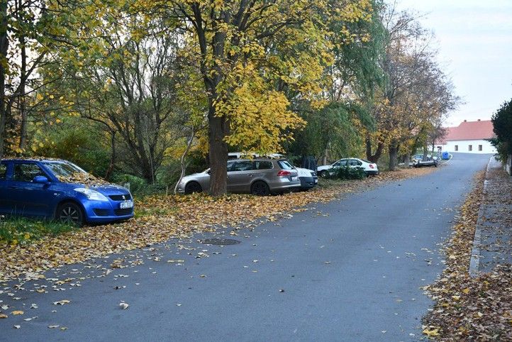 Parkovací místa před úpravami (foto: R. Žáková) 241209_Parkovani_Koterov_Pred