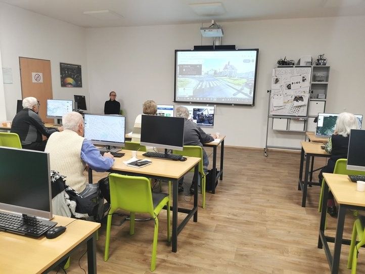 Počítačové kurzy pro seniory v Centru robotiky. Fotografie: 241218_kurzy_seniori_01