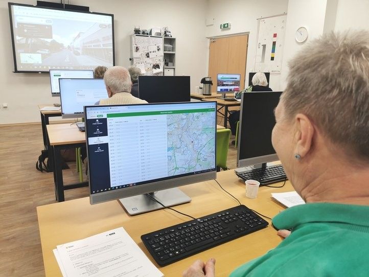Počítačové kurzy pro seniory v Centru robotiky. Fotografie: 241218_kurzy_seniori_02
