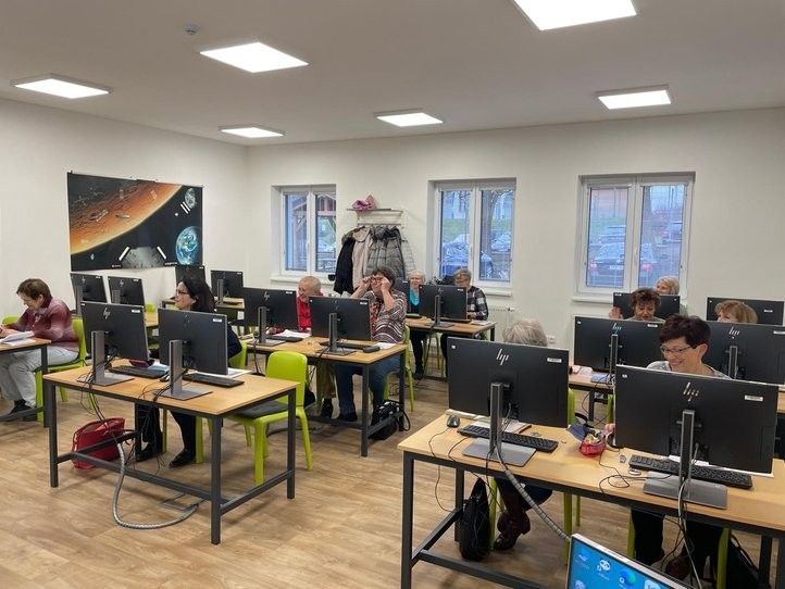 Počítačové kurzy pro seniory v Centru robotiky. Fotografie: 241218_kurzy_seniori_03