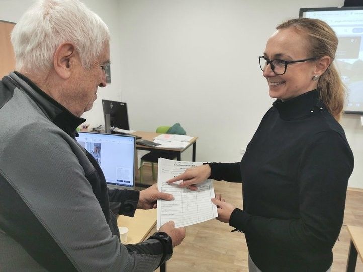 Počítačové kurzy pro seniory v Centru robotiky. Fotografie: 241218_kurzy_seniori_04