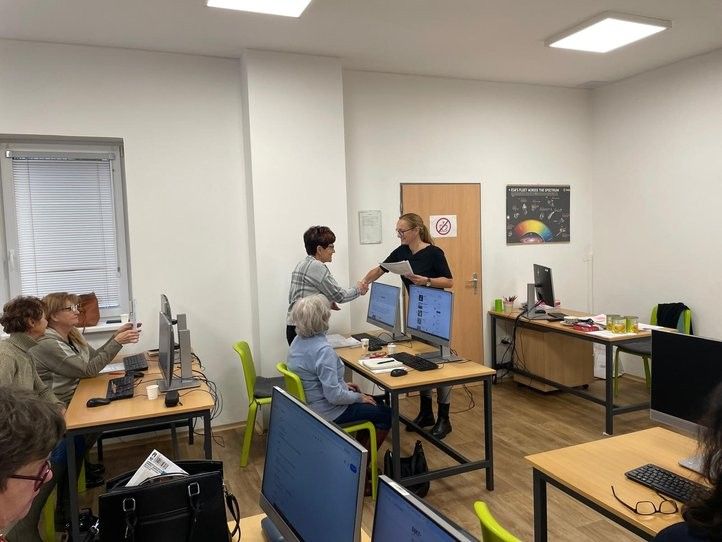 Počítačové kurzy pro seniory v Centru robotiky. 241218_kurzy_seniori_05
