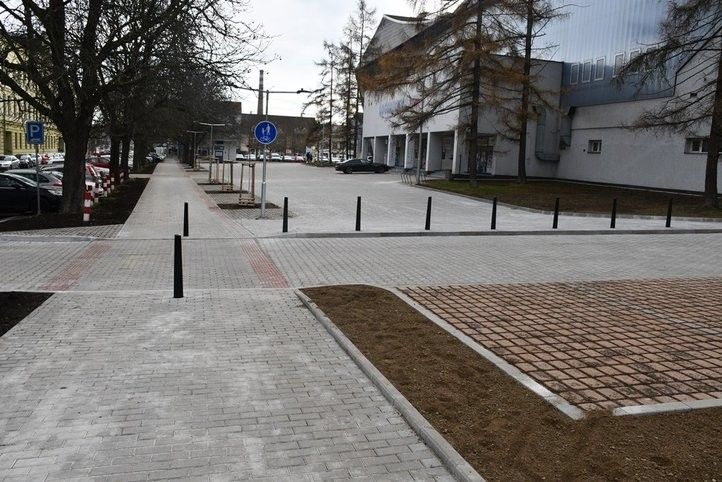 Upravený prostor před zimním stadionem. Fotografie: R. Žáková 241219_zimni_stadion_02
