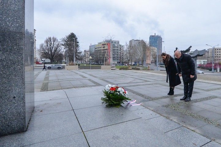 Položení květin (fotografie: M. Pecuch) 250116_Palach_1