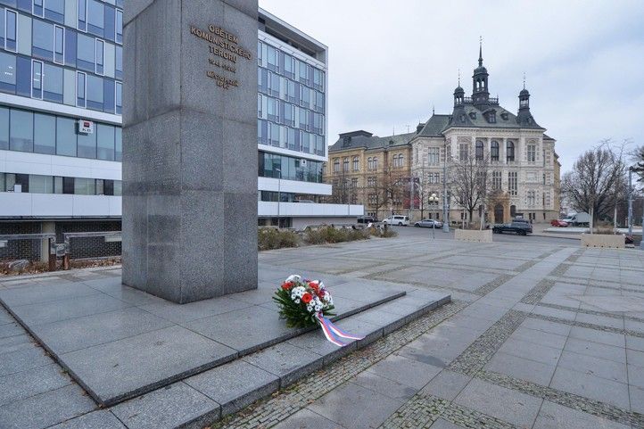 Položení květin (fotografie: M. Pecuch) 250116_Palach_2