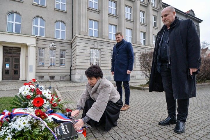 Položení květin k pamětní desce (fotografie: M. Pecuch) 250120_Hlavaty_1