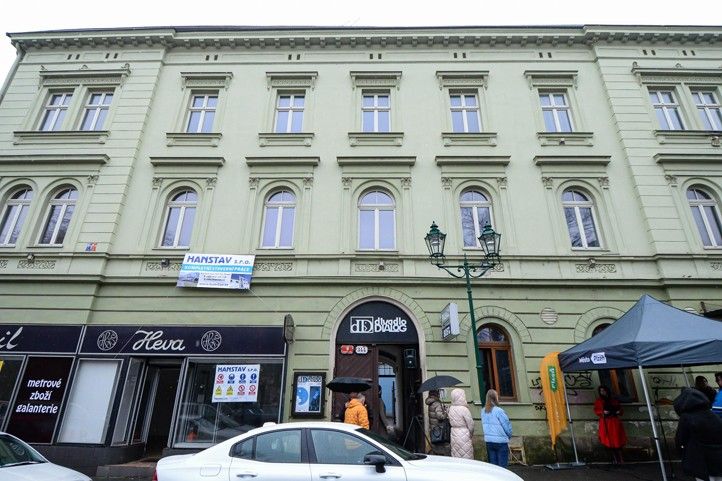 Dům a prostory na adrese Smetanovy sady 9 - současný stav (fotografie: M. Pecuch) 250213_Byty_Smetanovy_sady_9_2