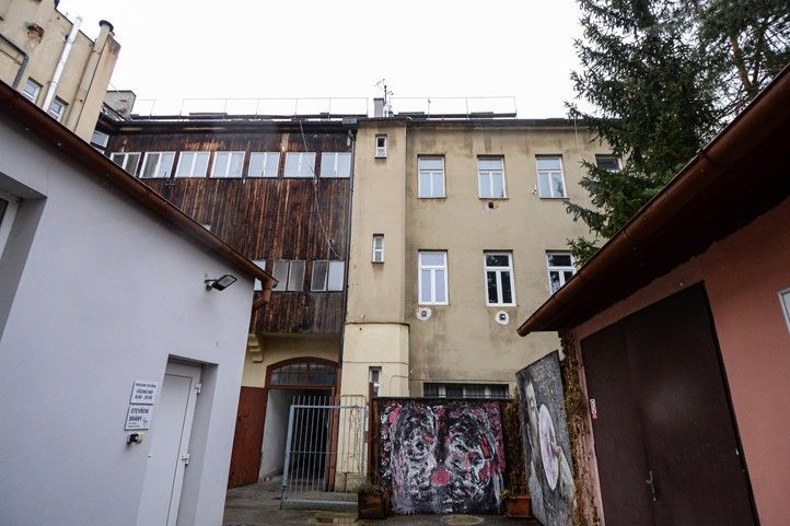 Dům a prostory na adrese Smetanovy sady 9 - současný stav (fotografie: M. Pecuch) 250213_Byty_Smetanovy_sady_9_3
