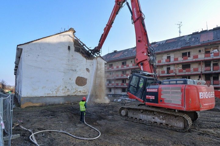 Zahájení demolice pavlačového domu na Jateční (fotografie: M. Pecuch) 250217_Pavlacovy_dum_Jatecni_1
