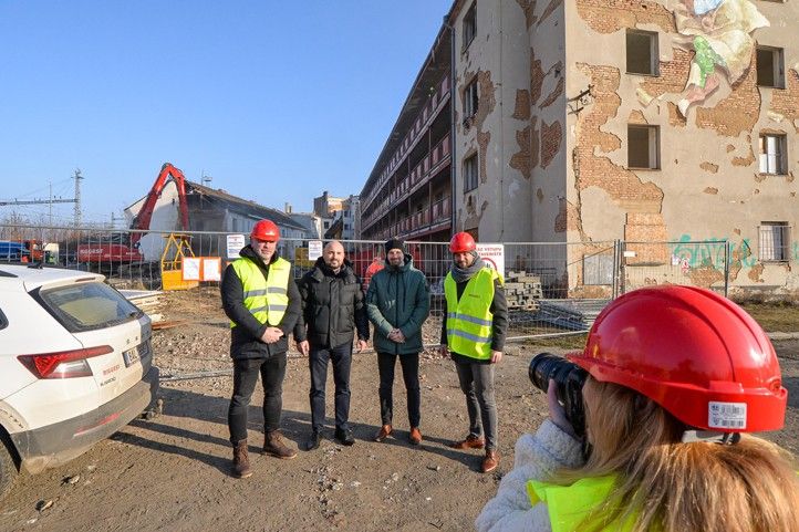 Zahájení demolice pavlačového domu na Jateční (fotografie: M. Pecuch) 250217_Pavlacovy_dum_Jatecni_2