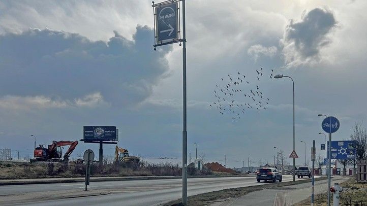 Výhled z ulice Regensburská k okružní křižovatce (vlevo jsou vidět připravené stavební stroje) 250228_KO_Makro_Pohled_od_MEA