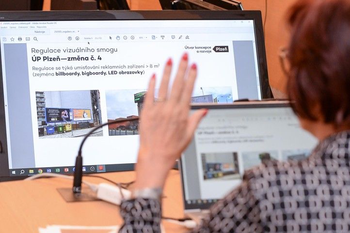 Plzeň omezí reklamu ve veřejném prostoru. Fotografie: M. Pecuch 250305_TK_Vizualni_smog_2