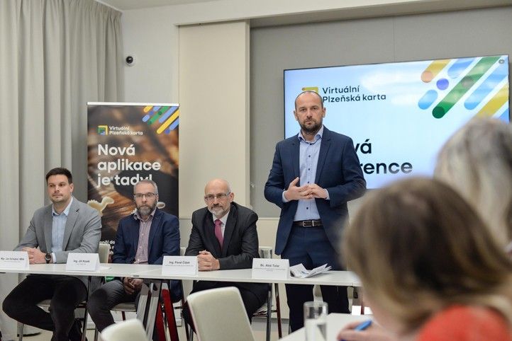Fotografie z tiskové konference: M. Pecuch 250313_Virtualni_Plzenska_karta_2