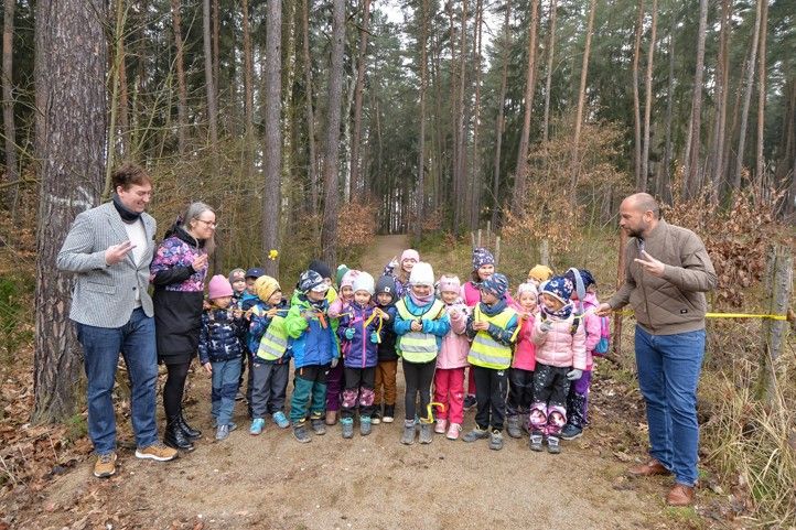 Fotografie: M. Pecuch 250328_Lesni_stezka_Valcha_deti_1