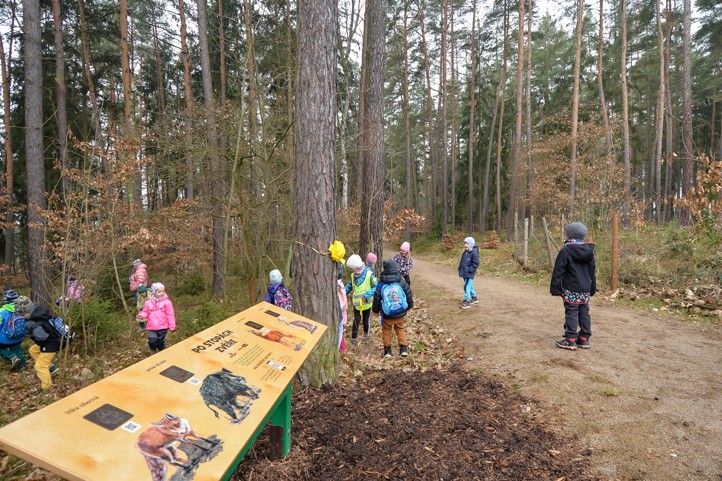 Fotografie: M. Pecuch 250328_Lesni_stezka_Valcha_deti_2
