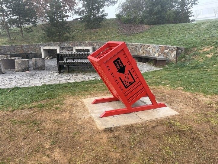 Speciální koše na popel. Fotografie: M. Gregar 250424_Uhlaky_01