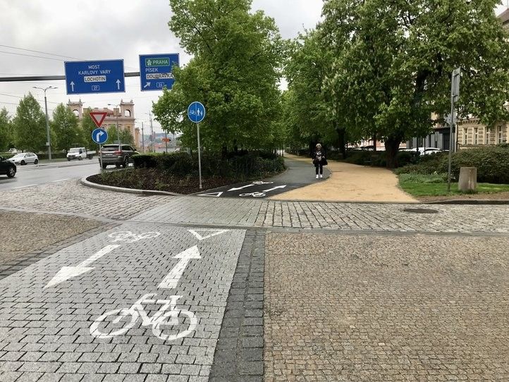 Upravená křižovatka u hlavní pošty. Fotografie: M. Krausová 250425_Krizovatka_Veleslavinova_01