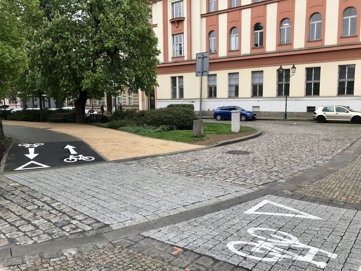 Upravená křižovatka u hlavní pošty. Fotografie: M. Krausová 250425_Krizovatka_Veleslavinova_02