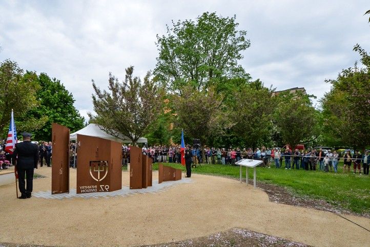 Odhalení památníku 97. pěší divize (fotografie: M. Pecuch) 250503_Slavnosti_svobody_Pamatnik_Infantry_Division_1