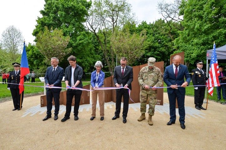 Odhalení památníku 97. pěší divize (fotografie: M. Pecuch) 250503_Slavnosti_svobody_Pamatnik_Infantry_Division_6