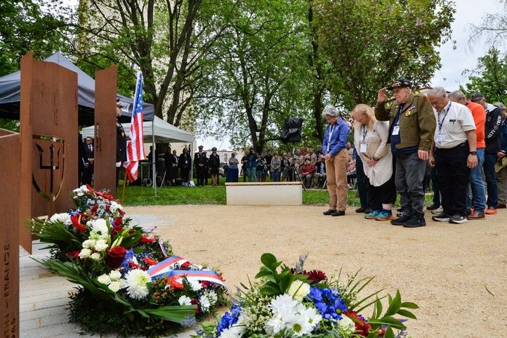 Odhalení památníku 97. pěší divize (fotografie: M. Pecuch) 250503_Slavnosti_svobody_Pamatnik_Infantry_Division_8