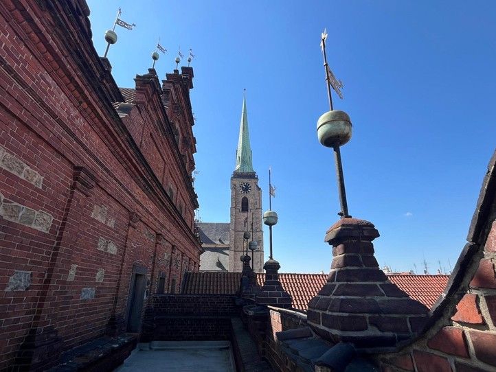 Ilustrační fotografie (zdroj: Plzeň – TURISMUS) 250514_Turista_strecha_radnice