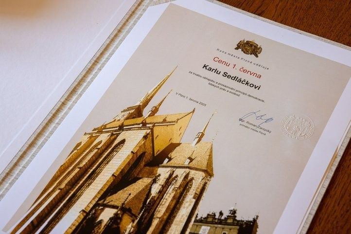 Karel Sedláček převzal Cenu 1. června. Fotografie: R. Muchka 250601_Cena_1_Cervna_01