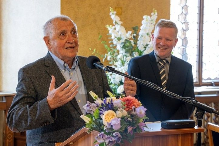 Karel Sedláček převzal Cenu 1. června. Fotografie: R. Muchka 250601_Cena_1_Cervna_02