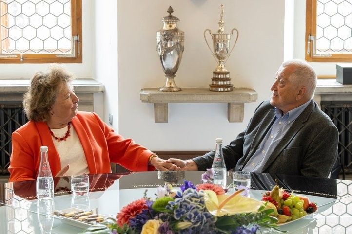 Karel Sedláček převzal Cenu 1. června. Fotografie: R. Muchka 250601_Cena_1_Cervna_04