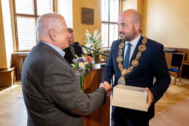 Karel Sedláček převzal Cenu 1. června. Fotografie: R. Muchka 250601_Cena_1_Cervna_05