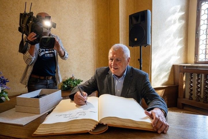 Karel Sedláček převzal Cenu 1. června. Fotografie: R. Muchka 250601_Cena_1_Cervna_06