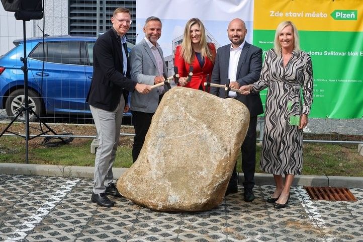 Zahájení další etapy výstavby bytů na Světovaru. Fotografie: P. Eret 250603_svetovar_zahajeni_01