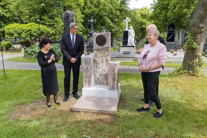 Sochařka Marie Uchytilová má čestný hrob. Fotografie: P. Eret 250604_cestny_hrob_marie_uchytilova_01