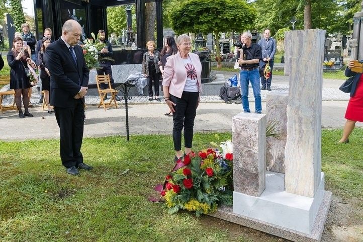 Sochařka Marie Uchytilová má v Plzni čestný hrob. Fotografie: P. Eret 250604_cestny_hrob_marie_uchytilova_02