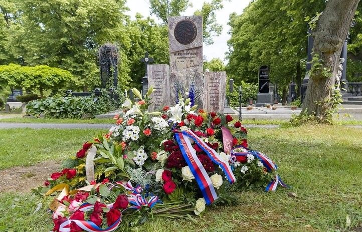 Sochařka Marie Uchytilová má v Plzni čestný hrob. Fotografie: P. Eret 250604_cestny_hrob_marie_uchytilova_04