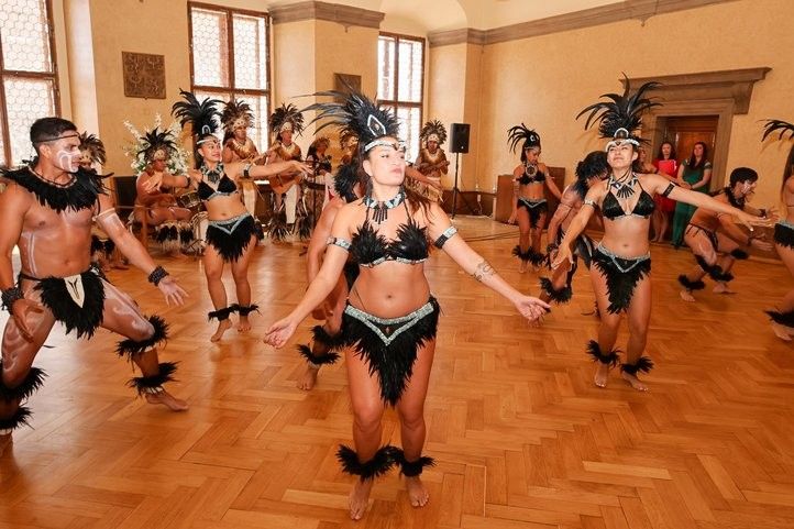 Taneční soubor Mana Ma'ohi na plzeňské radnici. Fotografie: P. Eret 250613_cioff_03