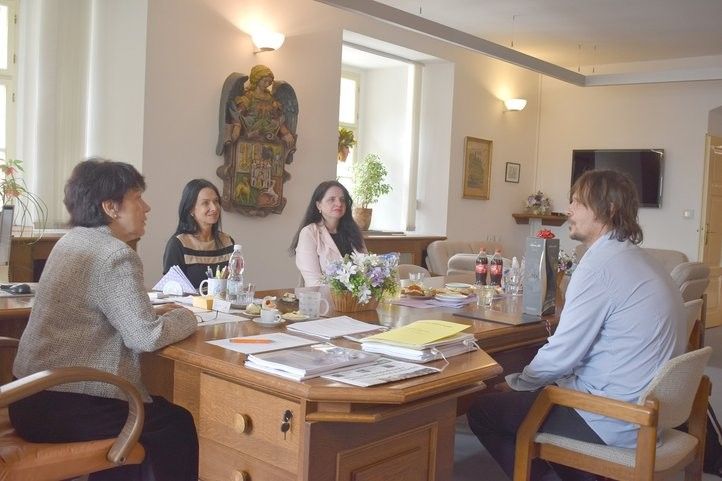 Ředitel Divadla ALFA Jakub Hora s radní Eliškou Bartákovou. Fotografie: 250613_jakub_hora_02