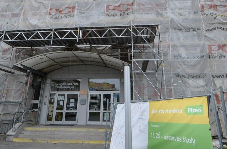Probíhající stavba na 13. ZŠ (fotografie: M. Pecuch) 250724_Pristavba_13_ZS_1