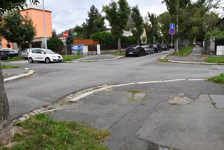 Komunikace před opravou (fotografie: R. Žáková) 250730_Kapitana_Jarose_pred_1