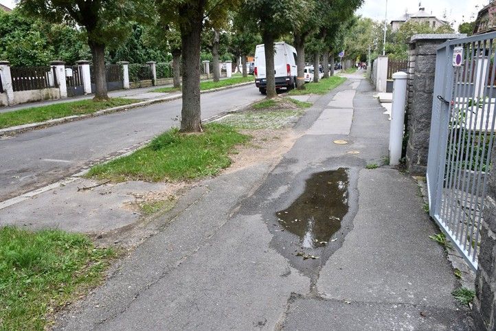 Komunikace před opravou (fotografie: R. Žáková) 250730_Kapitana_Jarose_pred_2