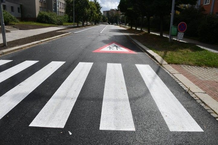 Opravená ulice na Dlouhých. Foto: R. Žáková 250801_Oprava_Na_Dlouhych_02