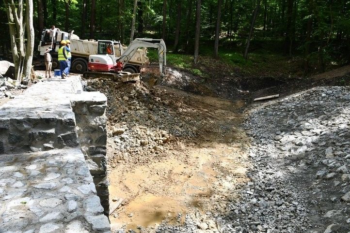 Obnova hráze rybníka v Zábělé. Fotografie: R. Žáková, M. Sekáč 250806_Vodni_Nadrz_Zabela_02