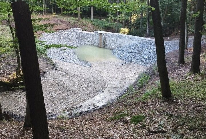 Obnova hráze rybníka v Zábělé. Fotografie: R. Žáková, M. Sekáč 250806_Vodni_Nadrz_Zabela_03