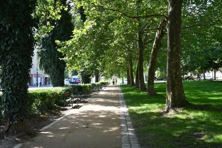 Nový povrch cest v Křižíkových sadech. Fotografie: R. Žáková 250807_Cesty_Krizikovy_Sady_03